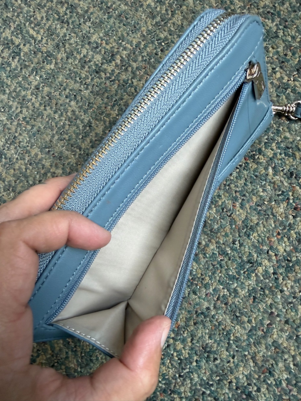 Guess Wallet - Picture 5 of 7